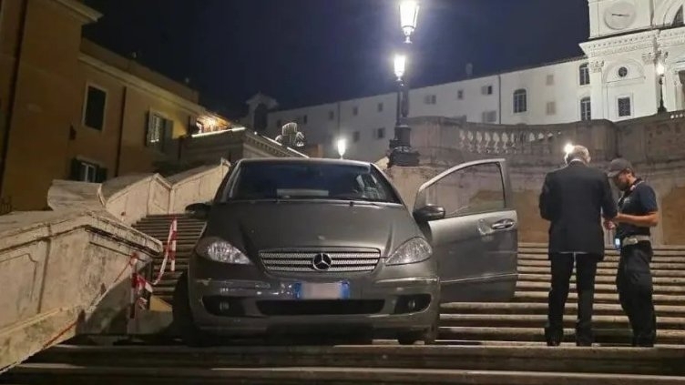 80 годишен мъж подкара колата си по Испанските стълби в Рим