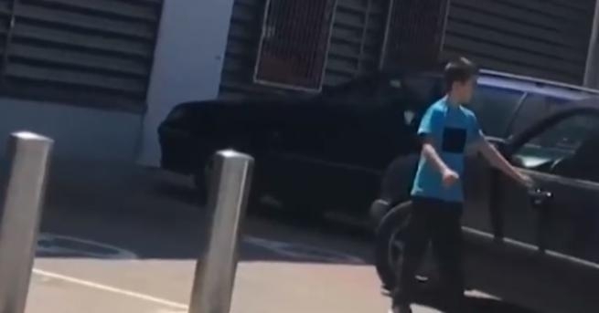 11 годишно момче подкара колата на дядо си на оживен паркинг