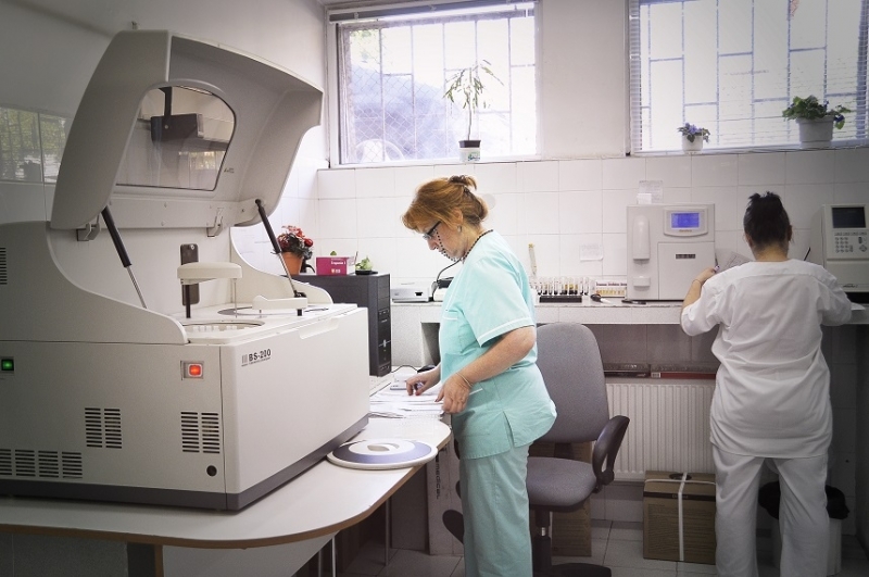 Сградата на медицински център във Врачанско заедно с оборудването в