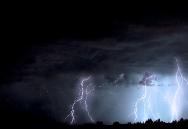 Проливен дъжд се изсипа снощи над Истанбул преди полунощ Водата