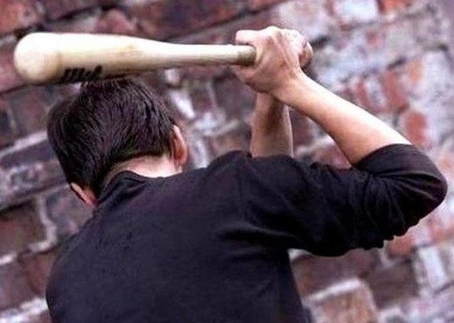 Гневен мъж нокаутирал клиент на заведение с бухалка бе изправен