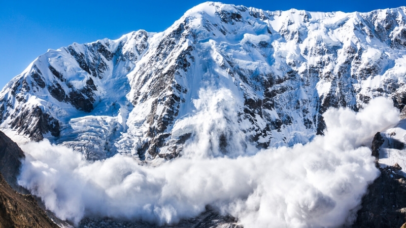 Лавина е затрупала скиори в Италианските Алпи, пишат медиите на