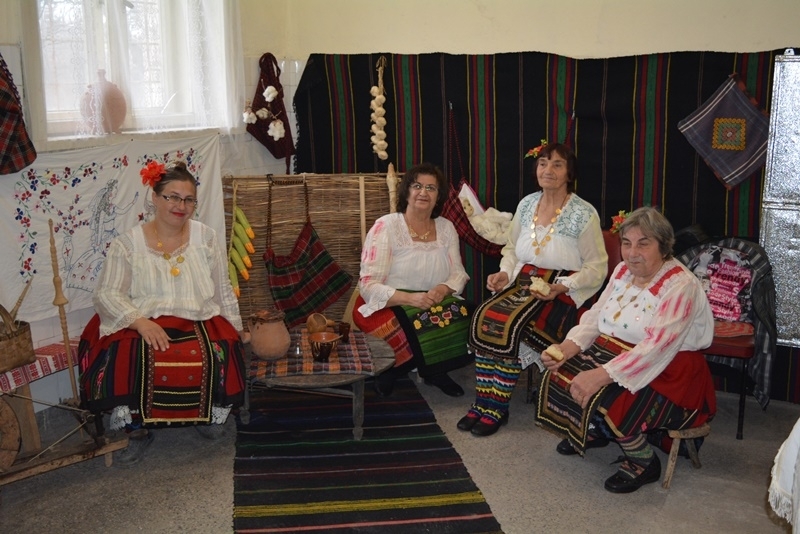 С десет златни медала от фолклорни фестивали в страната ще