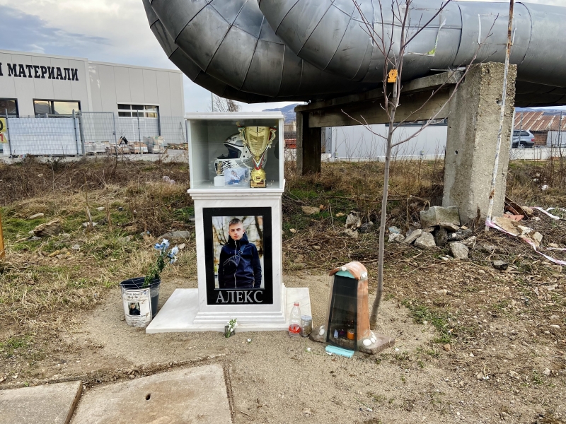 Поставиха паметник в памет на загиналия Алекс във Враца, видя