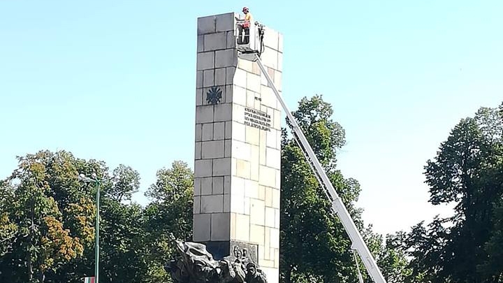 Работници отстраняваха днес израсналите растения между плочите на Паметника на загиналите във войните