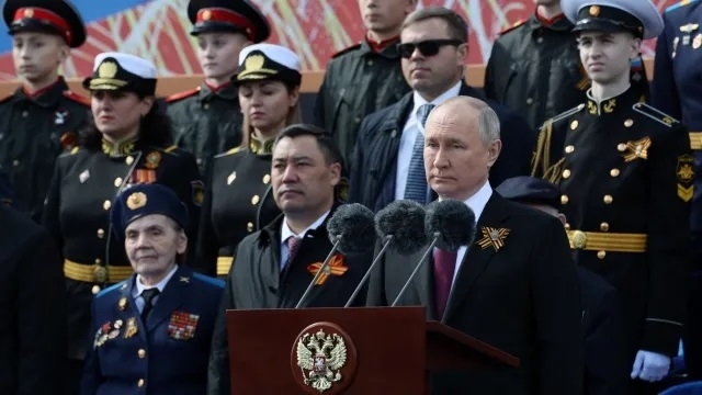 С нетрадиционно скромен военен парад Русия отбелязва 78 г от