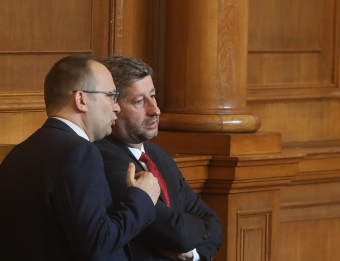 Поне 89 служители на бившата Държавна сигурност работят в министерствата