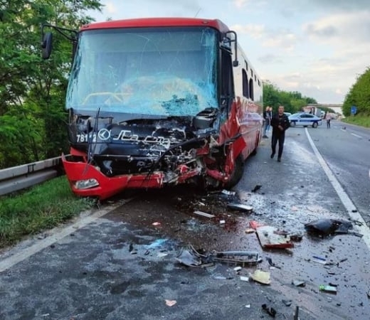 Шофьорът на междуградски автобус загина а над 30 пътници бяха