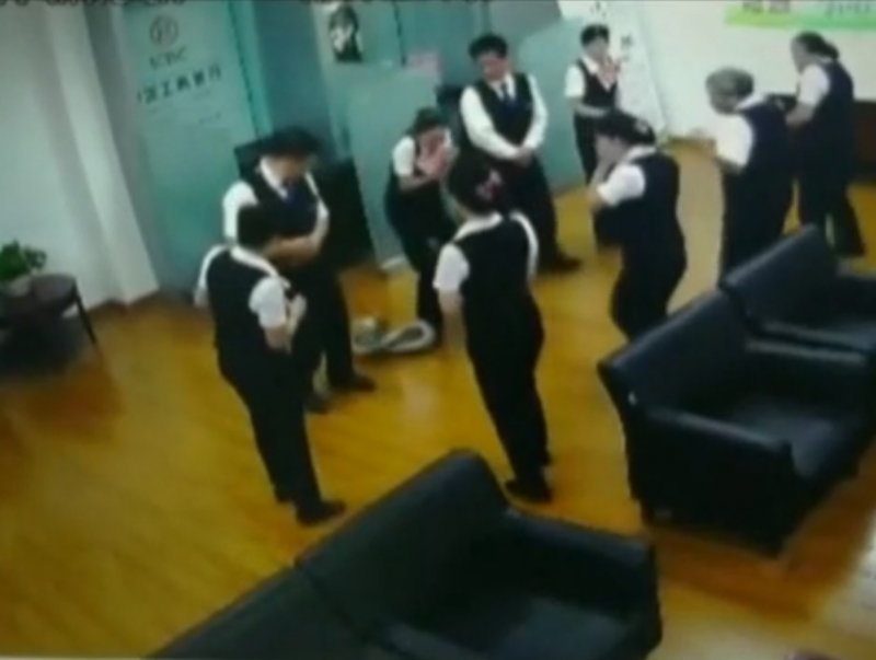 Персоналът на банка в южния китайски град Нанинг преживя истински