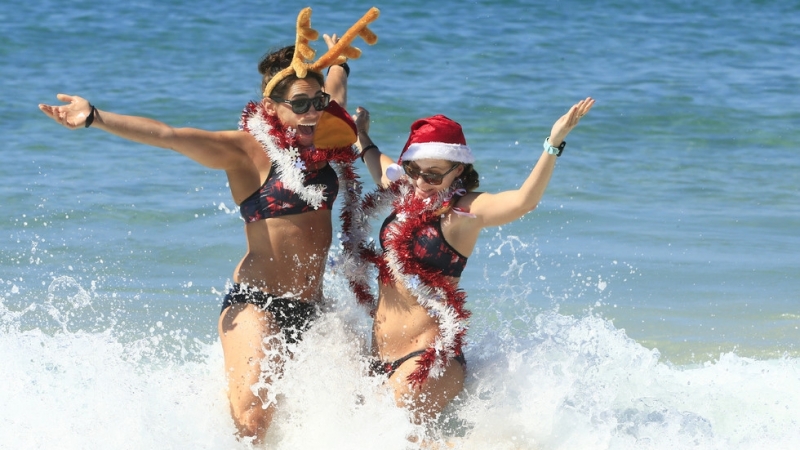 Докато в Северното полукълбо децата чакат Дядо Коледа на шейна