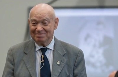 През последните дни стотици снимки на хора които държат надпис