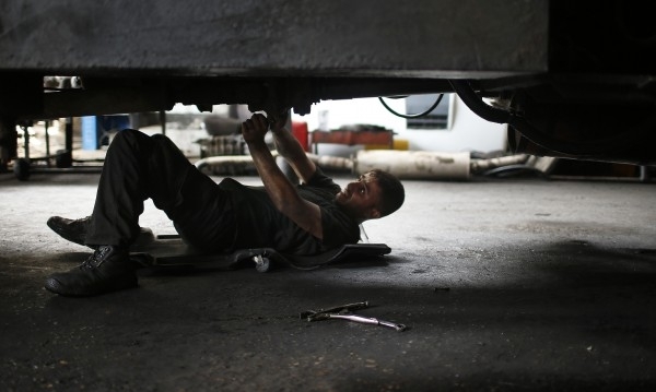 Екоинспектори проверяваха гаражи във Враца за които получили сигнал че