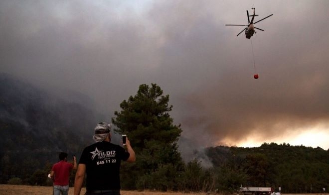 Противопожарен хеликоптер участващ в гасенето на горски пожар в Измир