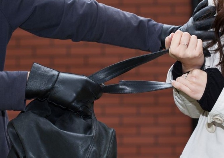 Двама души – психично болен и дете са спипани за