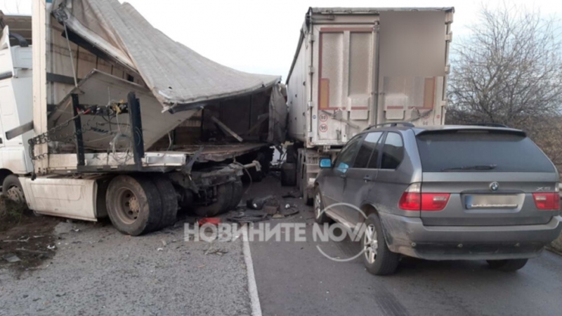Катастрофа между два ТИР а и кола временно затвори за движение пътя
