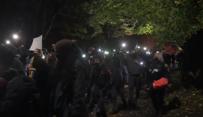 Демонстранти изгориха американски знамена и преминаха през Портланд след объркваща изборна