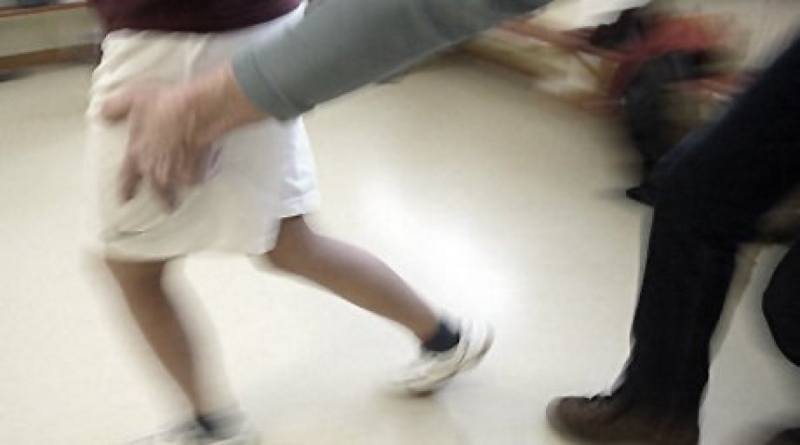 Дърт перверзник приклещил и обарал малолетно момиче в мазето на