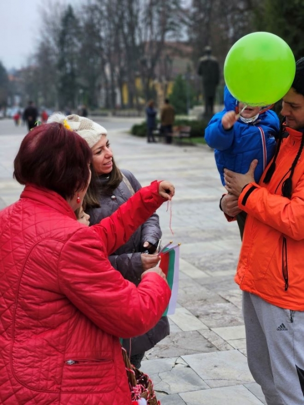 Над 200 мартеници раздаде Баба Марта в Берковица съобщиха от