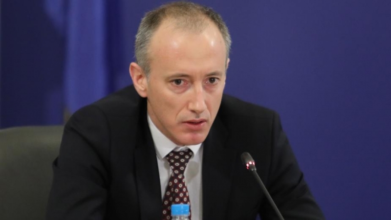 Образователният министър Красимир Вълчев повдигна завесата над неизвестността за това