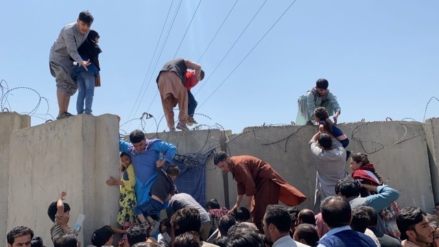 Британските военни съобщиха че седмина афганистански цивилни са загинали в тълпата близо