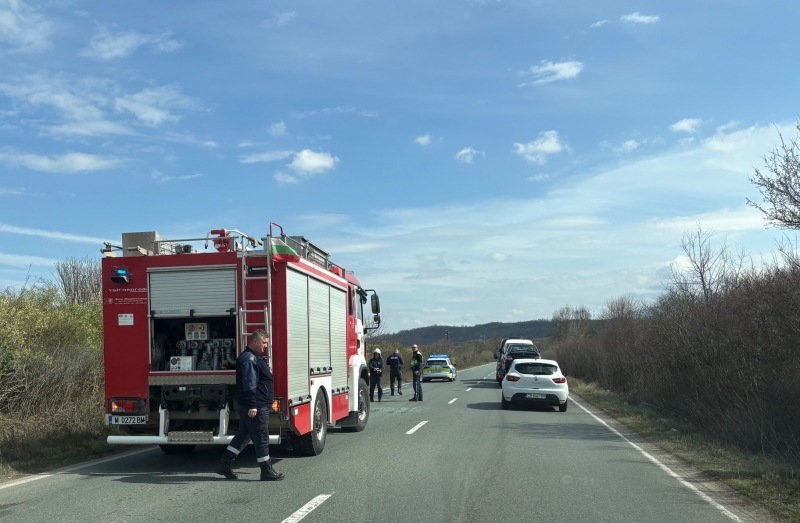 Титаничен сблъсък! Два камиона катастрофираха на пътя Враца-Монтана, движението е затруднено /снимки/