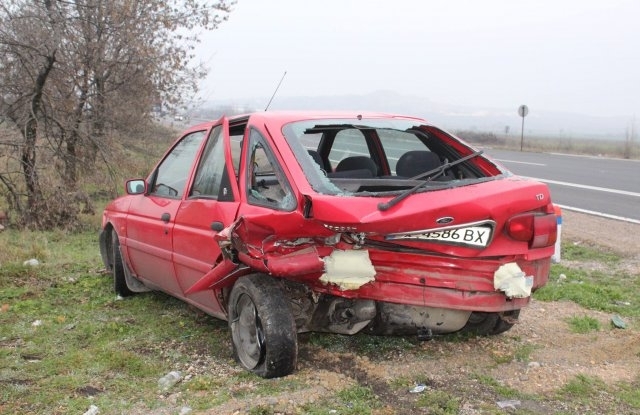 Лек автомобил е изблъскал паркирана на пътя кола в Монтанско