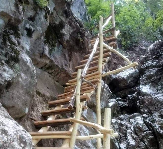 Екип на Дирекция Природен парк „Врачански Балкан“ е ремонтирал счупено