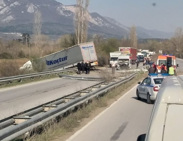 Тежък пътен инцидент е станал преди минути на главен път