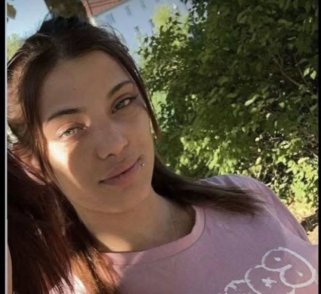 Виждали ли сте я? Момиче е в неизвестност от 2 седмици, за последно е видяна във Враца /снимки/