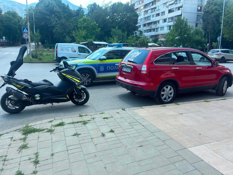 Разсеян шофьор е блъснал паркиран скутер във Враца научи агенция