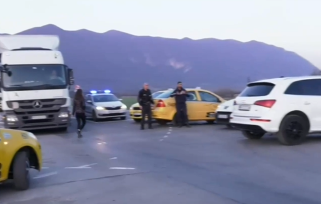 Колеги на загиналия в тежката катастрофа Алипи блокираха обходния път