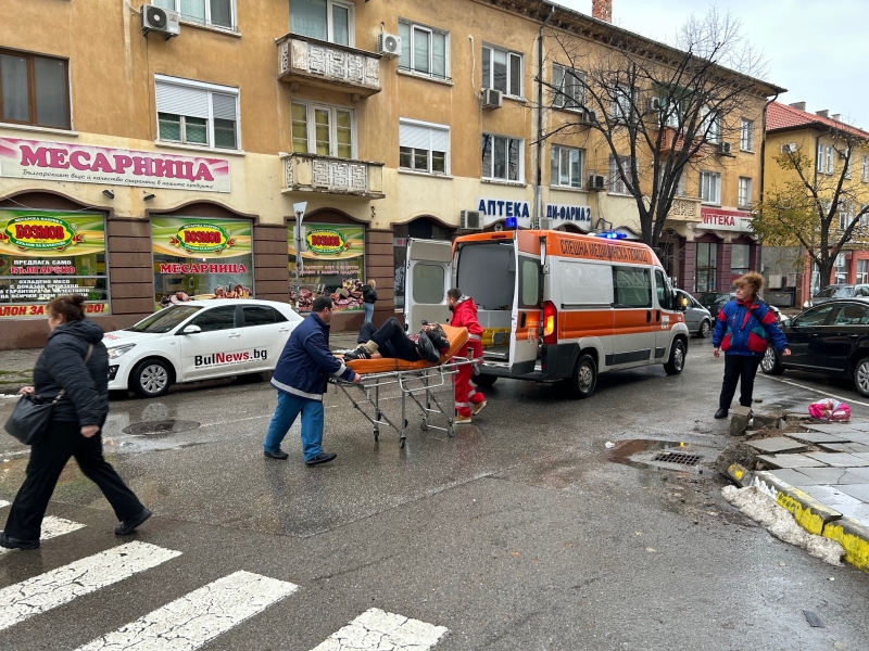 Жертва на снегопочистването! Врачанин падна лошо на разбит тротоар пред областна администрация, линейка лети към болницата /снимки/