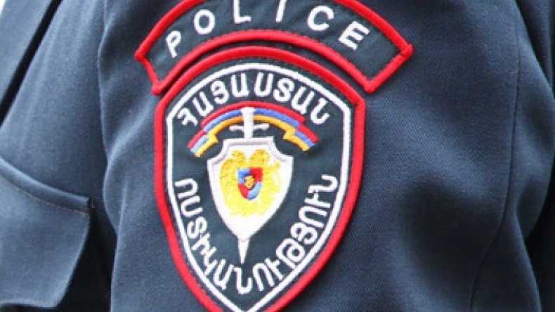 Въоръжен с хладно оръжие мъж взе за заложници деца и