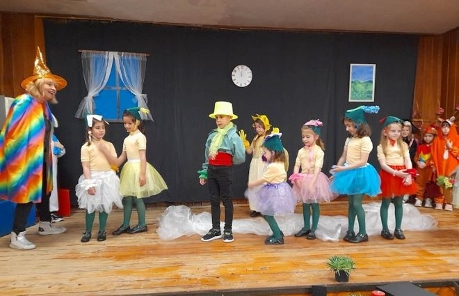 Малчугани зарадваха с театрално представление възрастни хора в Берковица, научи
