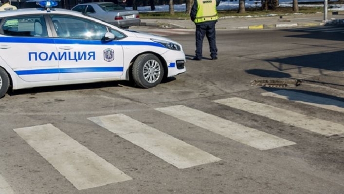 Кръв на пътя! Дядо помете с колата си пешеходка в Лом, вкараха я в болница