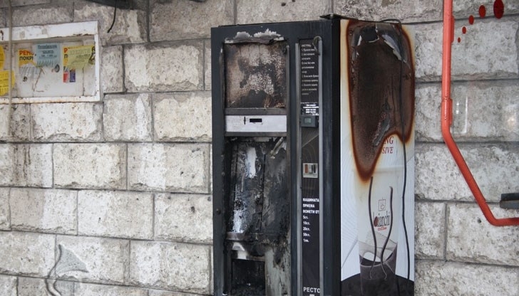 Кафе машина изгоря пред кметството на монтанското село Василовци съобщиха