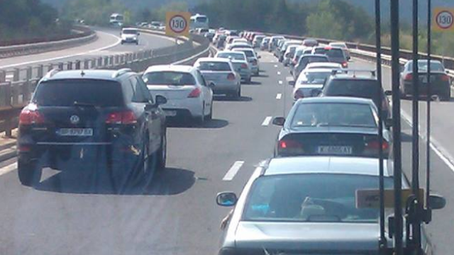 Временно се ограничава движението в активната лента на магистрала Тракия