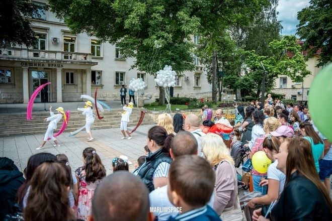 Стотици деца и техните родители се забавляваха днес на празника