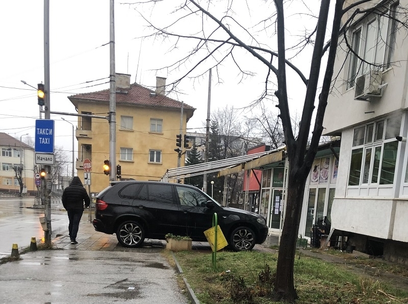 Поредното но вероятно не последното нагло паркиране ядоса съвестни врачани Наш