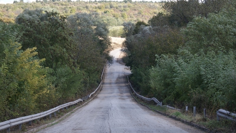 Продължават ремонтите на общинските пътища и улиците в селата на