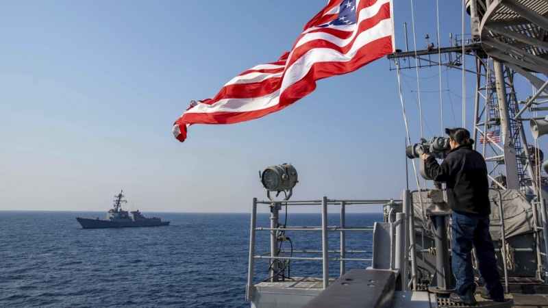 Военен кораб на САЩ и такъв за снабдяване на флота