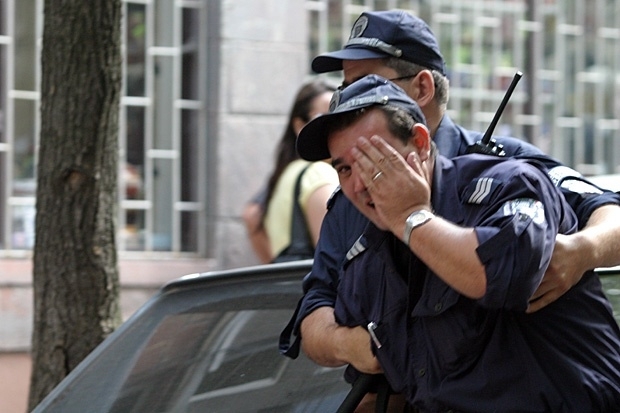 Мъж и жена са задържани за неизпълнение на полицейско разпореждане