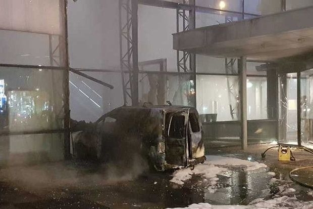 Микробус се вряза в стъклената фасада на редакцията на водещия