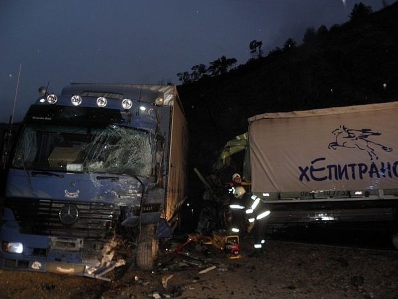 Пиян тираджия се натресе в паркиран влекач във Врачанско научи