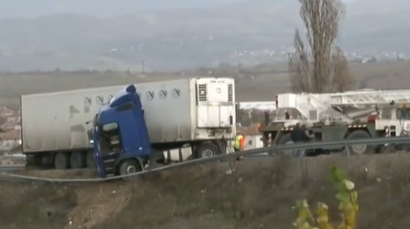 ТИР се преобърна на магистрала Струма край Петрич Движението в