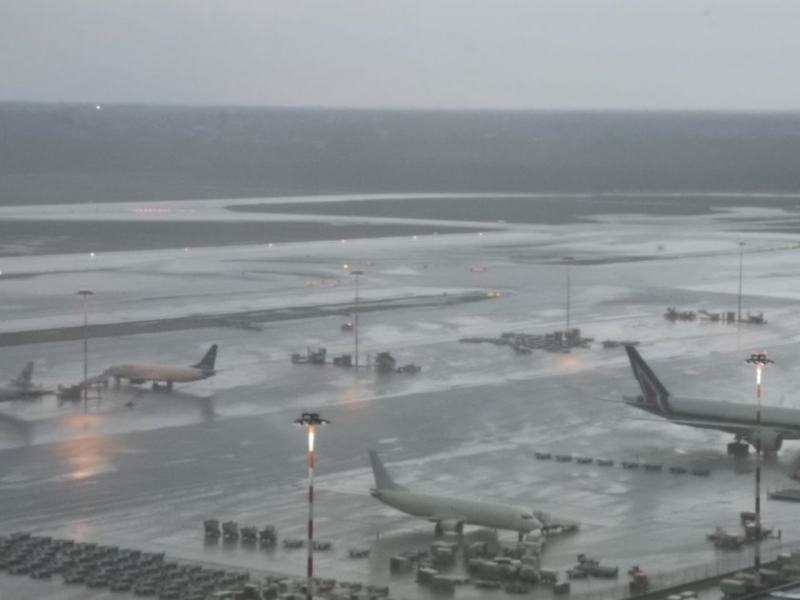 Самолети отклонени към други летища наводнени пътища и писти десетина