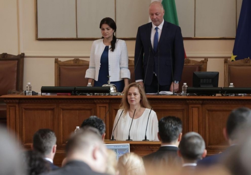 Нов депутат в парламента Клетва на извънредното заседание по време