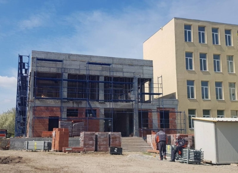 Работник e паднал от скелето на строежа на физкултурен салон