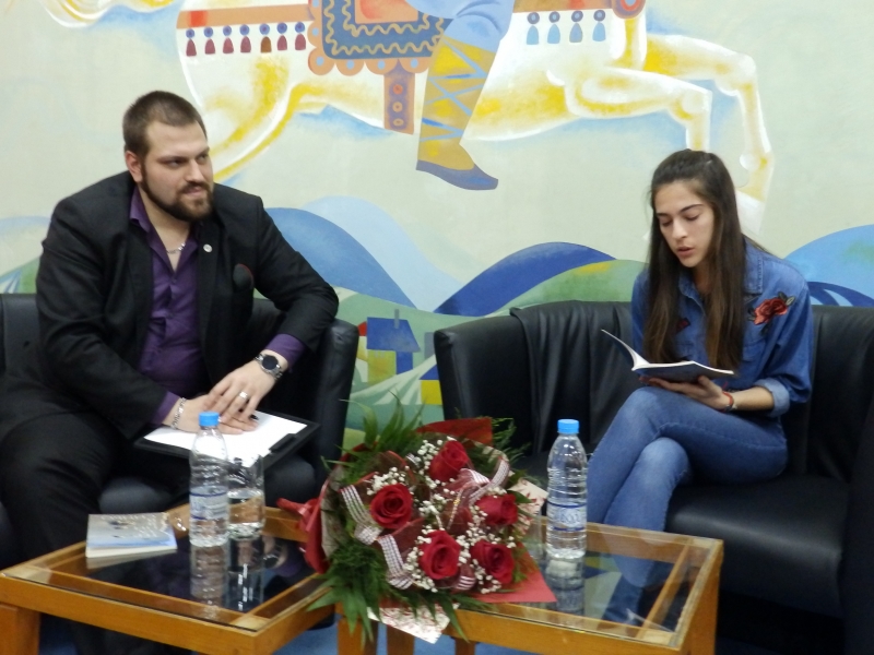 Пред многобройна публика в Регионална библиотека Гео Милев гр