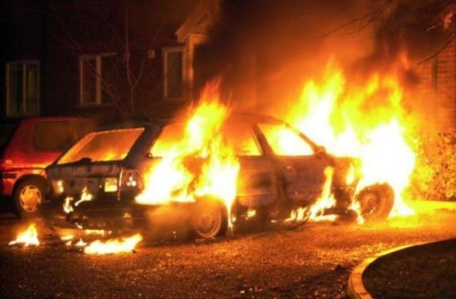 Лек автомобил БМВ е било запалено във Враца съобщиха от